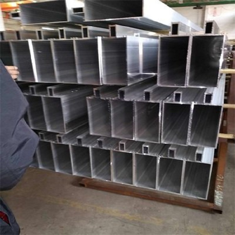 防火幕墻型材該怎么選擇 長(zhǎng)期以來，建筑物的火災(zāi)時(shí)常發(fā)生，建筑物防火一直都是設(shè)計(jì)師注重的要點(diǎn)，特別是外裝飾幕墻防火，關(guān)乎著逃生，阻止火勢(shì)蔓的重要防線。防火幕墻也隨之應(yīng)運(yùn)而生。那么，防火幕墻的最重要部分—(圖3)